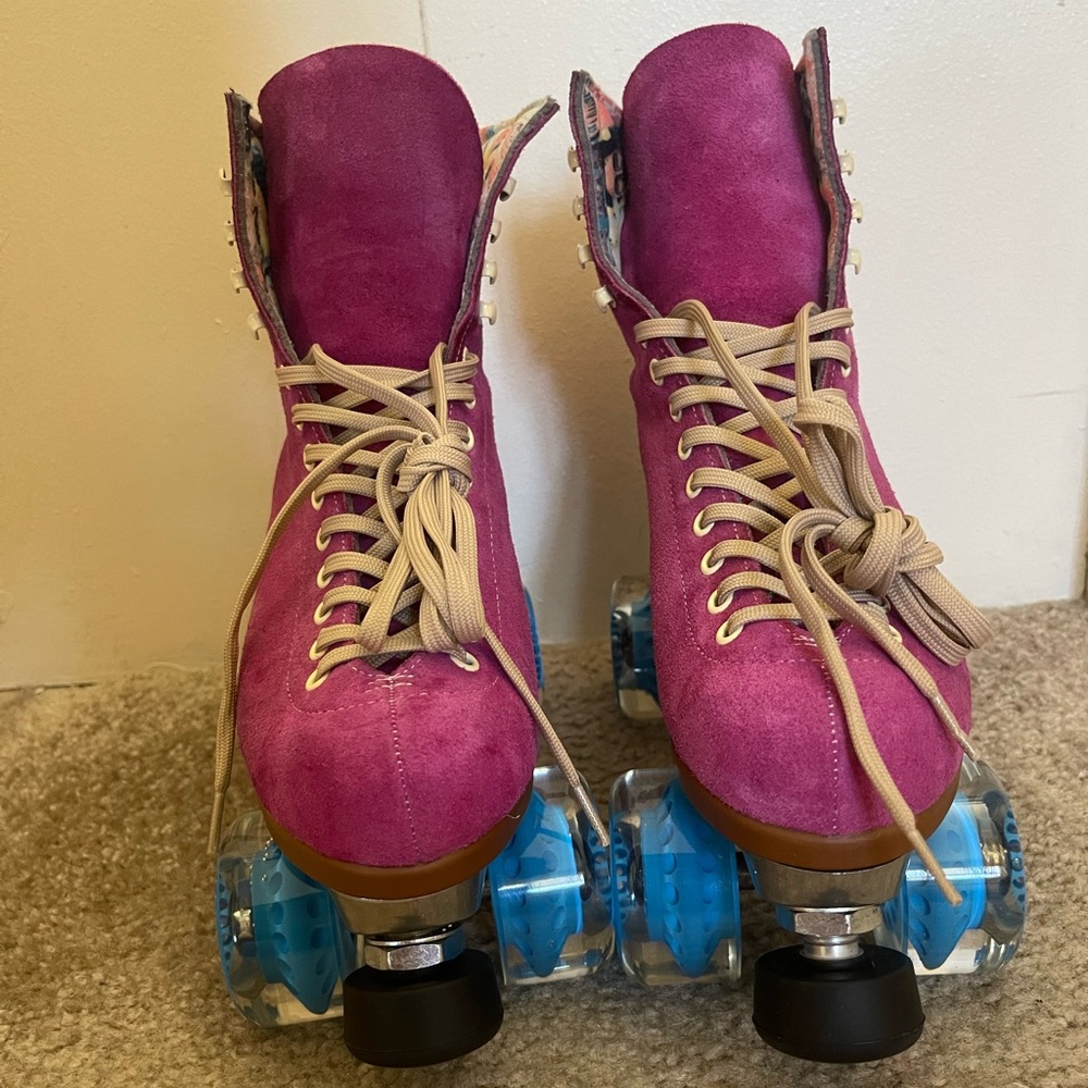 Moxi Fuchsia roller skates size 7